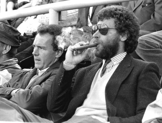 Franz Beckenbauer (li.) und Paul Breitner als Zuschauer beim Spiel des FC Bayern München gegen den 1. FC Köln am 22.09.1984. Breitner raucht Zigarre *** Franz Beckenbauer li and Paul Breitner as spectators at the match of FC Bayern München against 1 FC Köln on 22 09 1984 Breitner smokes cigar HM