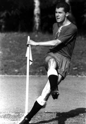 FC Bayern München Testspiel Franz Beckenbauer (FC Bayern) in Aktion bei einer Ecke 11.07.1964 (Datum geschätzt) *** FC Bayern Munich test match Franz Beckenbauer FC Bayern in action at a corner 11 07 1964 date estimated HM