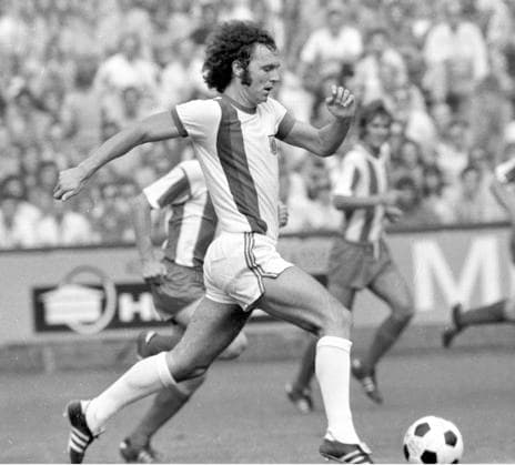 Fortuna Köln - FC Bayern München 0:3 18.08.1973 Franz Beckenbauer (FC Bayern) in Aktion , seitlich *** Fortuna Cologne FC Bayern Munich 0 3 18 08 1973 Franz Beckenbauer FC Bayern in action , lateral HM