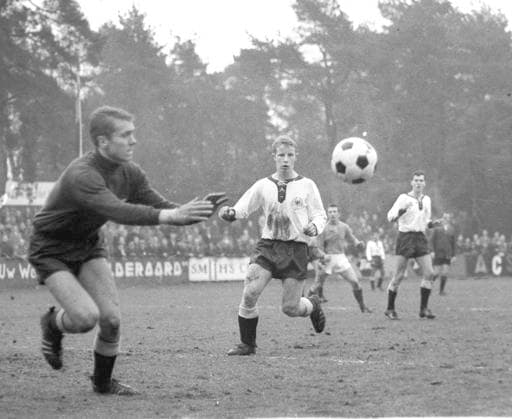 Fifa Jugendturnier in Enschede (Niederlande) 26.03.1964 Torwart Dirk Krüssenberg (GER) Aktion vor Berti Vogts und Franz Beckenbauer (hinten) im Spiel Deutschland - Schweden 2:1 *** Fifa Youth Tournament in Enschede Netherlands 26 03 1964 Goalkeeper Dirk Krüssenberg GER action before Berti Vogts and Franz Beckenbauer behind in the match Germany Sweden 2 1 HM