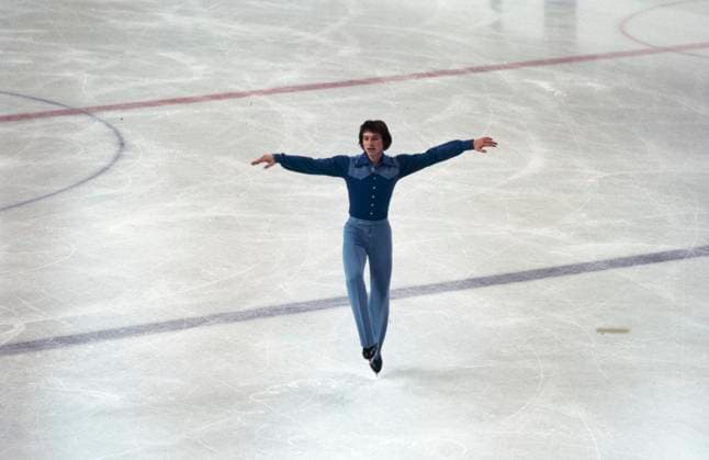 Jan Hoffmann geb. 26.10.1955 in Dresden er startete als Eiskunstläufer im Einzellauf der Männer für die DDR das Foto stammt aus 1974 Olympiahalle München wo er Weltmeister 1974 wurde 1990 wurde er erneut Weltmeister dazu gewann er mehrere Europa. und DDR-Meisterschaften in 197 erlitte er einen Meniscus-Schaden und dadurch einen Karriereknick *** Jan Hoffmann born 26 10 1955 in Dresden he started as a figure skater in mens single skating for the GDR the photo is from 1974 Olympic Hall Munich where he became world champion 1974 1990 he became world champion again in addition he won several European and GDR championships in 197 he suffered a meniscus damage and thus a career break