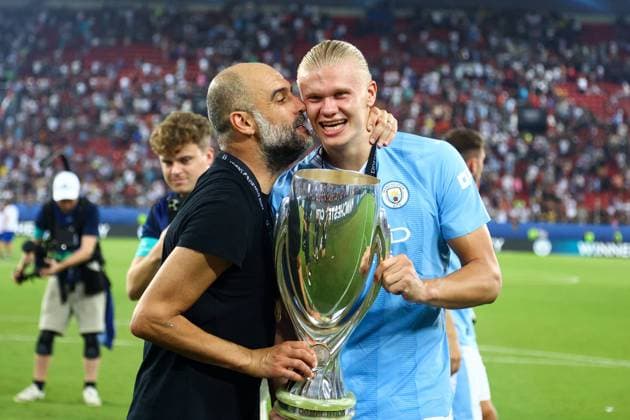 Bilder des Jahres 2023, Sport 08 August Sport Themen der Woche KW33 Sport Bilder des Tages Manchester City v Sevilla UEFA Super Cup Erling Haaland and Pep Guardiola Manager of Manchester City hold the trophy during the UEFA Super Cup match between Manchester City and Sevilla at Karaiskakis Stadium, Piraeus Copyright: xYannisxHalasx FIL-18759-0082 UK Newspapers OUT
