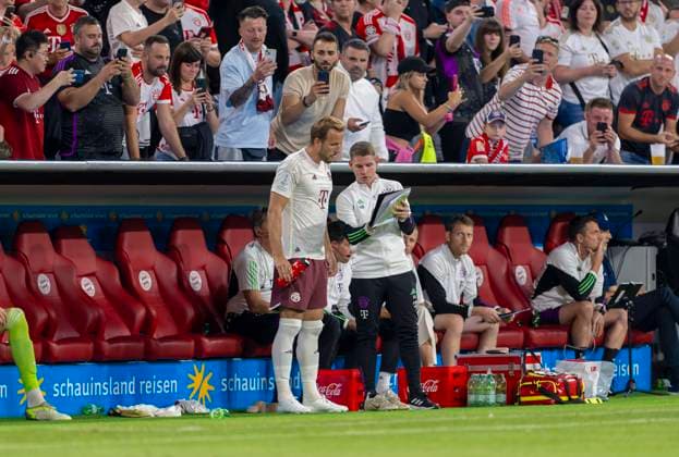 12.08.2023, Fussball 1. Bundesliga 2023 2024, Supercup-Finale 2023: FC Bayern München - RB Leipzig, in der Allianz-Arena München. re: Co-Trainer Anthony Barry (FC Bayern München) bespricht mit Harry Kane (FC Bayern München) die Taktik vor der Einwechslung.