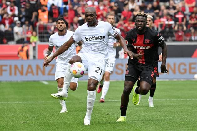 Leverkusen, Bayarena, 05.08.23, GER, Herren, Testspiel, Saison 2023-2024, Bayer 04 Leverkusen - West Ham United Bild: v.li. im Zweikampf Angelo OGBONA (West Ham) und Victor BONIFACE (Leverkusen) Only for editorial use! DFL regulations prohibit any use of photographs as image sequences and or quasi-video. Nordrhein-Westfalen Deutschland