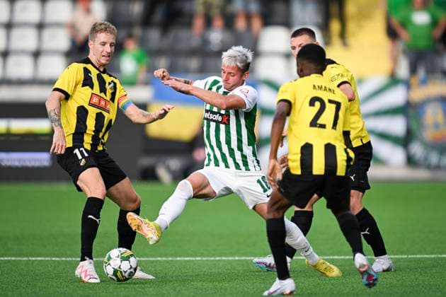 GÖTEBORG 20230817 Häckens Samuel Gustafsson mot Zalgiris Arvydas Novikovas. Till höger Häckens Akoua Romeo Amane och Häckens Kristoffer Lund Hansen under torsdagens kval till Europa League mellan BK Häcken och FK Zalgiris Vilnius pa Bravida Arena. GÖTEBORG SVERIGE x9200x