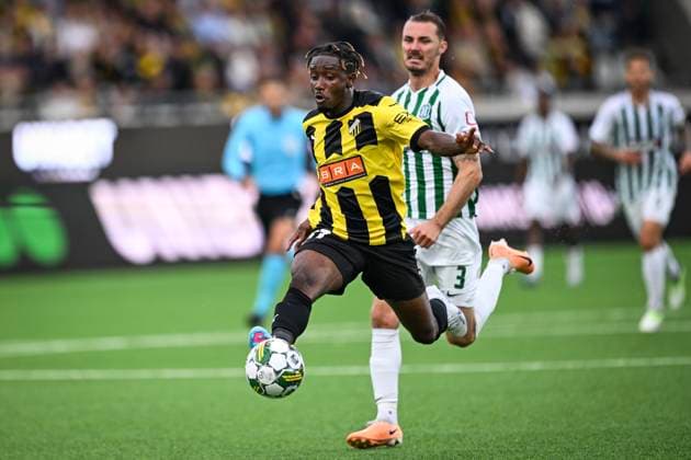 GÖTEBORG 20230817 Häckens Ibrahim Sadiq jagas av Zalgiris Mario Pavelic under torsdagens kval till Europa League mellan BK Häcken och FK Zalgiris Vilnius pa Bravida Arena. GÖTEBORG SVERIGE x9200x