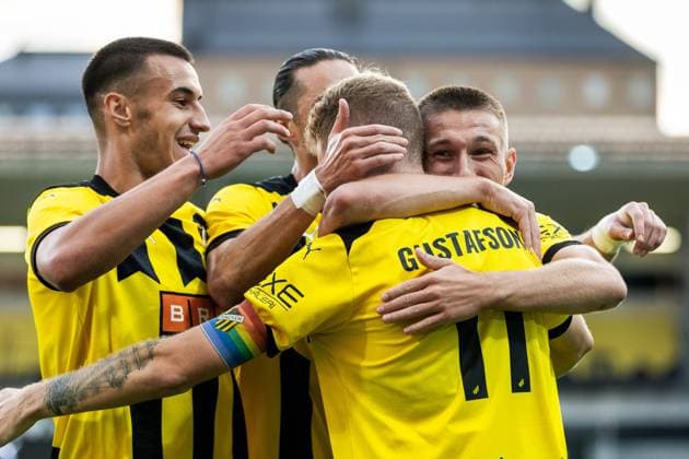230817 Samuel Gustafson of Häcken celebrates with team after 2-0 during the UEFA Europa League qualification match between BK Häcken and Zalgiris Vilnius on August 17, 2023 in Göteborg. Photo: Michael Erichsen BILDBYRAN COP 89 MI0522 fotboll football soccer fotball uefa europa league kval qualifying round qualification bk häcken zalgiris vilnius bbeng jubel Copyright: MICHAELxERICHSEN BB230817MI049