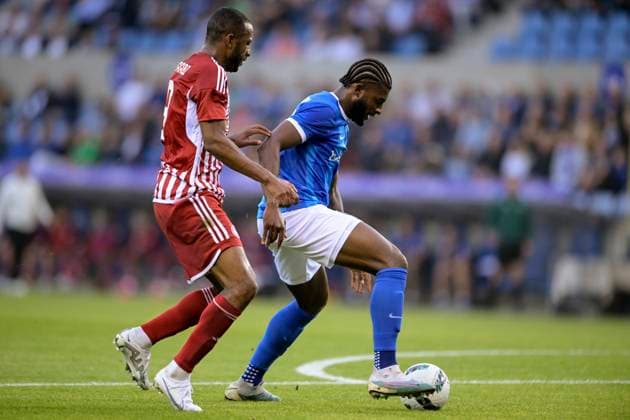 KRC Genk v Olympiacos - UEFA Europa League Qualifying GENK, BELGIUM - AUGUST 17 : McKenzie Mark defender of KRC Genk battles for the ball with Ayoub El Kaabi forward of Olympiacos FC during the second leg match of the UEFA Europa League season 2023 - 2024 third qualifying round between KRC Genk and Olympiacos on August 17, 2023 in Genk, BELGIUM, 17 08 2023 Genk BELGIUM  Copyright: xSesx