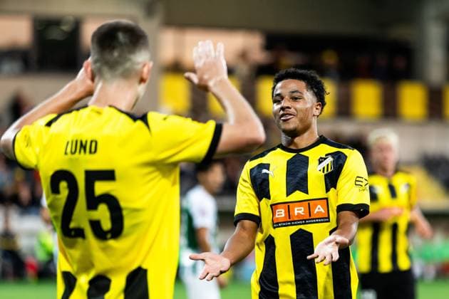 230817 Momodou Lamin Sonko of Häcken celebrates with Kristoffer Lund Hansen of Häcken after 5-0 during the UEFA Europa League qualification match between BK Häcken and Zalgiris Vilnius on August 17, 2023 in Göteborg. Photo: Michael Erichsen BILDBYRAN COP 89 MI0522 fotboll football soccer fotball uefa europa league kval qualifying round qualification bk häcken zalgiris vilnius bbeng jubel Copyright: MICHAELxERICHSEN BB230817MI061