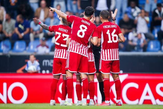 Sport Bilder des Tages KRC Genk v Olympiacos - UEFA Europa League Qualifying GENK, BELGIUM - AUGUST 17 : Rodinei defender of Olympiacos FC, Iborra Vicente midfielder of Olympiacos FC and Freire Nicholas defender of Olympiacos FC in a discussion with referee Tobias Stieler during the second leg match of the UEFA Europa League season 2023 - 2024 third qualifying round between KRC Genk and Olympiacos on August 17, 2023 in Genk, BELGIUM, 17 08 2023 ( Genk BELGIUM  Copyright: xTsx