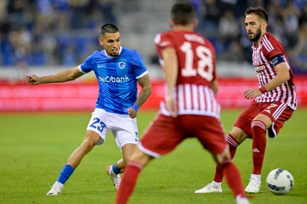 KRC Genk v Olympiacos - UEFA Europa League Qualifying GENK, BELGIUM - AUGUST 17 : Munoz Daniel defender of KRC Genk battles for the ball with Kostas Fortounis forward of Olympiacos FC during the second leg match of the UEFA Europa League season 2023 - 2024 third qualifying round between KRC Genk and Olympiacos on August 17, 2023 in Genk, BELGIUM, 17 08 2023 Genk BELGIUM  Copyright: xSesx