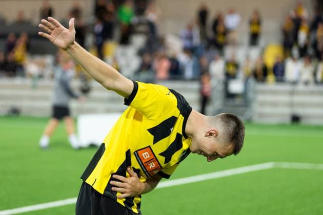 230817 Kristoffer Lund Hansen of Häcken celebrates with supporters after the UEFA Europa League qualification match between BK Häcken and Zalgiris Vilnius on August 17, 2023 in Göteborg. Photo: Michael Erichsen BILDBYRAN COP 89 MI0522 bbeng bk häcken football fotball fotboll kval qualification qualifying round soccer uefa europa league zalgiris vilnius jubel Copyright: MICHAELxERICHSEN BB230817MI075