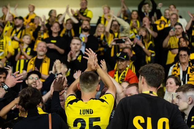 Sport Bilder des Tages 230817 Kristoffer Lund Hansen of Häcken celebrates with supporters after the UEFA Europa League qualification match between BK Häcken and Zalgiris Vilnius on August 17, 2023 in Göteborg. Photo: Michael Erichsen BILDBYRAN COP 89 MI0522 bbeng bk häcken football fotball fotboll kval qualification qualifying round soccer uefa europa league zalgiris vilnius jubel publik Copyright: MICHAELxERICHSEN BB230817MI081