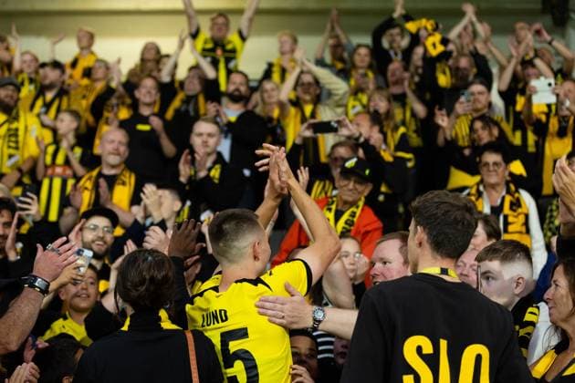 230817 Kristoffer Lund Hansen of Häcken celebrates with supporters after the UEFA Europa League qualification match between BK Häcken and Zalgiris Vilnius on August 17, 2023 in Göteborg. Photo: Michael Erichsen BILDBYRAN COP 89 MI0522 bbeng bk häcken football fotball fotboll kval qualification qualifying round soccer uefa europa league zalgiris vilnius jubel publik Copyright: MICHAELxERICHSEN BB230817MI082
