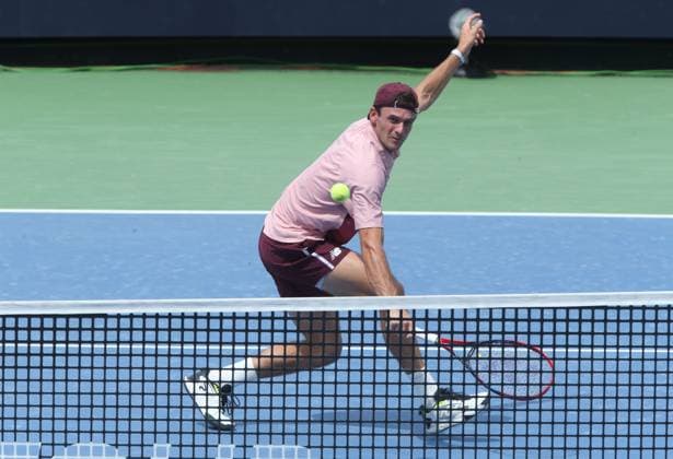 US tennis player Tommy Paul returns a ball against Spanish Carlos Alcaraz, during a match of the Cincinnati Masters tournament, at the Lindner Family Tennis Center in Mason, Ohio, USA, 17 August 2023. Masters de Cincinnati in USA !ACHTUNG: NUR REDAKTIONELLE NUTZUNG!  Copyright: xMARKxLYONSx AME2179 20230817-55011722712_1