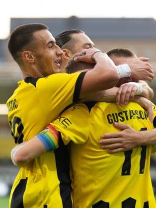 230817 Samuel Gustafson of Häcken celebrates scoring 2-0 with his team mates during the UEFA Europa League qualification match between BK Häcken and Zalgiris Vilnius on August 17, 2023 in Göteborg. Photo: Michael Erichsen BILDBYRAN COP 89 MI0522 bbeng bk häcken football fotball fotboll kval qualification qualifying round soccer uefa europa league zalgiris vilnius jubel Copyright: MICHAELxERICHSEN BB230817MI102