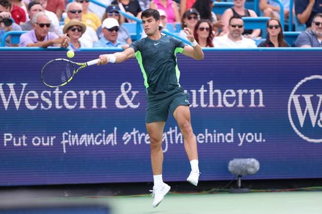 CINCINNATI, OH - AUGUST 17: Carlos Alcaraz of Spain returns a forehand during the third round at the Western & Southern Open at Lindner Family Tennis Center on August 17, 2023 in Mason, Ohio. (Photo by Ian Johnson Icon Sportswire) TENNIS: AUG 17 Western & Southern Open EDITORIAL USE ONLY Icon230817031