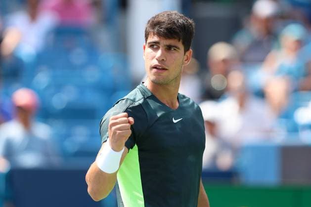 CINCINNATI, OH - AUGUST 17: Carlos Alcaraz of Spain looks toward his coach during the third round at the Western & Southern Open at Lindner Family Tennis Center on August 17, 2023 in Mason, Ohio. (Photo by Ian Johnson Icon Sportswire) TENNIS: AUG 17 Western & Southern Open EDITORIAL USE ONLY Icon230817036