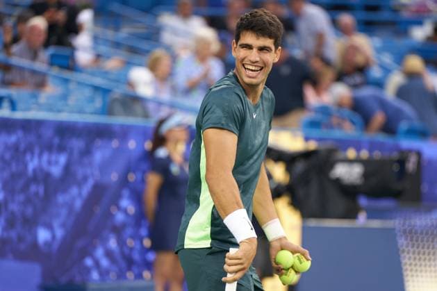 Carlos Alcaraz of Spain warming up after the rain break during the match against Tommy Paul of USA on August 17th of the Western & Southern Open 2023 at the Lindner Family Tennis Center in Mason, Ohio. (Photo by Camilla Stolen Imago) Cincinnati USA Copyright: xCamillaxStolenx L1100015