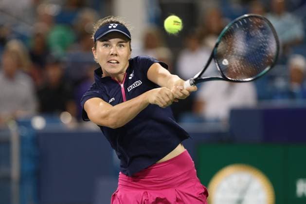 CINCINNATI, OH - AUGUST 17: Linda Noskova of the Czech Republic hits a backhand during the third round at the Western & Southern Open at Lindner Family Tennis Center on August 17, 2023 in Mason, Ohio. (Photo by Ian Johnson Icon Sportswire) TENNIS: AUG 17 Western & Southern Open EDITORIAL USE ONLY Icon230817067