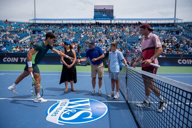 Round Of 16 Matches: Western & Southern Open Carlos Alcaraz points to the coin used during the coin toss during his round of 16 match with Tommy Paul on Center Court at the Western & Southern Open at the Lindner Family Tennis Center on Thursday, August 17, 2023 in Cincinnati, Ohio. Cincinnati, OH Ohio United States  Copyright: xJasonxWhitmanx originalFilename:whitman-westerns230817_npcNu.jpg