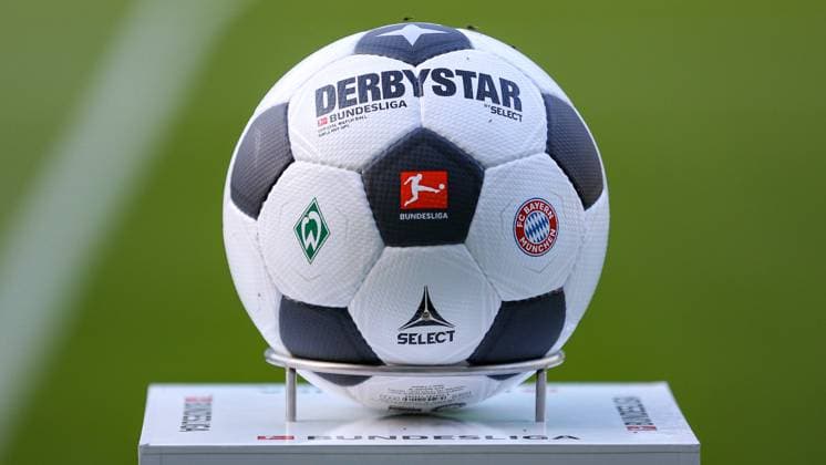 v.li.: Der Spielball liegt auf einer Stehle, einem Ständer, Rasen, Bundesliga, Derbystar, Brillant APS, Symbolfoto, Symbolbild Fussball, Fußball, Ball, DIE DFL-RICHTLINIEN UNTERSAGEN JEGLICHE NUTZUNG VON FOTOS ALS SEQUENZBILDER UND ODER VIDEOA?HNLICHE FOTOSTRECKEN. DFL REGULATIONS PROHIBIT ANY USE OF PHOTOGRAPHS AS IMAGE SEQUENCES AND OR QUASI-VIDEO., 18.08.2023, Bremen (Deutschland), Fussball, Bundesliga, SV Werder Bremen - FC Bayern München