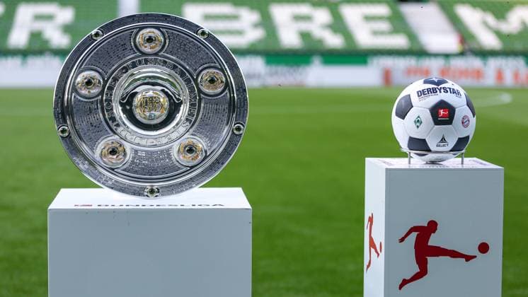 v.li.: Die Meisterschale und der Spielball liegen auf einer Stehe, einem Ständer im Stadion auf dem Spielfeld, Rasen, Bundesliga, Derbystar, Brillant APS, Symbolfoto, Symbolbild Fussball, Fußball, Ball, Schale, Meisterschaft, Pokal, Preis, Trophäe, Deutscher Meister, Schüssel, Meister, Sieger, DFL, Deutscher Fußball Meister, DIE DFL-RICHTLINIEN UNTERSAGEN JEGLICHE NUTZUNG VON FOTOS ALS SEQUENZBILDER UND ODER VIDEOA?HNLICHE FOTOSTRECKEN. DFL REGULATIONS PROHIBIT ANY USE OF PHOTOGRAPHS AS IMAGE SEQUENCES AND OR QUASI-VIDEO., 18.08.2023, Bremen (Deutschland), Fussball, Bundesliga, SV Werder Bremen - FC Bayern München