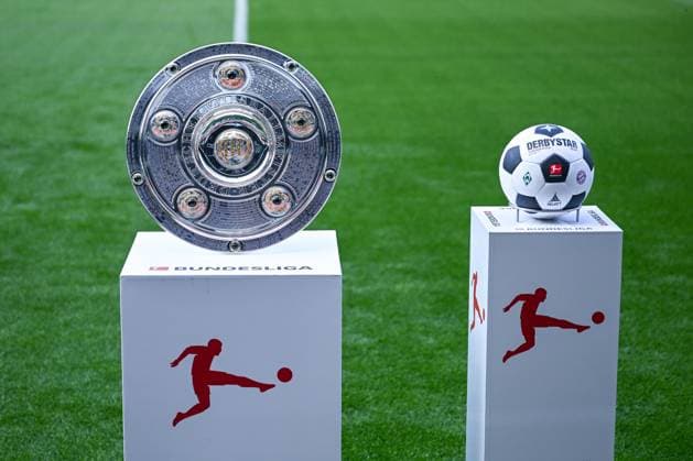 18.08.2023, Fussball, Bundesliga, 1. Spieltag Saison 2023 2024, SV Werder Bremen - FC Bayern München, Meisterschale und Spielball. xRHR-FOTO TKx