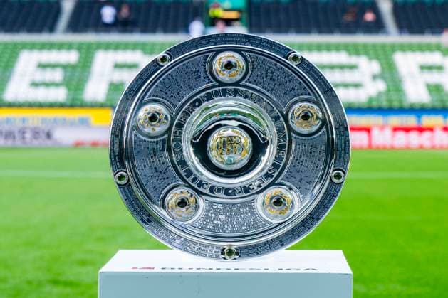 Fußball: 1. Bundesliga, Saison 2023 2024, 1. Spieltag, SV Werder Bremen - FC Bayern München am 18.08.2023 im wohninvest Weserstadion in Bremen. Die Meisterschale. WICHTIGER HINWEIS: Gemäß den Vorgaben der DFL Deutsche Fußball Liga bzw. des DFB Deutscher Fußball-Bund ist es untersagt, in dem Stadion und oder vom Spiel angefertigte Fotoaufnahmen in Form von Sequenzbildern und oder videoähnlichen Fotostrecken zu verwerten bzw. verwerten zu lassen.