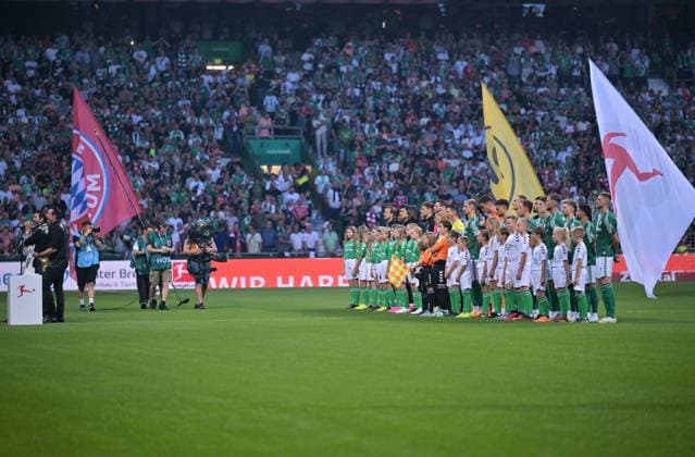 GER, 1. FBL, SV Werder Bremen vs FC Bayern Muenchen 18.08.2023, wohninvest Weserstadion, Bremen, GER, 1. FBL, SV Werder Bremen vs FC Bayern Muenchen im Bild picture shows Feature Impressionen die beiden Mannschaften von SV Werder Bremen und FC Bayern Muenchen bei der Nationalhymne die von The BossHoss gesungen wird