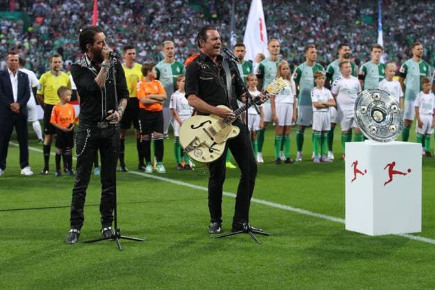 18.08.2023, xtgx, Fussball 1.Bundesliga, SV Werder Bremen - FC Bayern München emspor, v.l. Nationalhymne gesungen von The Boss Hoss (DFL DFB REGULATIONS PROHIBIT ANY USE OF PHOTOGRAPHS as IMAGE SEQUENCES and or QUASI-VIDEO) Bremen