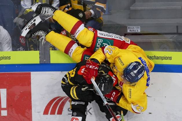 Sport Themen der Woche KW33 Sport Bilder des Tages 18.08.2023, Krefeld, Eishockey, Seidenstadt Cup, Tag1 Eröffnungsspiel, Yayla Arena, Krefelder Pinguine - Düsseldorfer EG: Dennis Miller (Krefelder Pinguine) bringt Oliver Mebus (Düsseldorfer EG) spektakulär Kopfüber zu Fall Nordrhein-Westfalen Deutschland *** 18 08 2023, Krefeld, ice hockey, Silk City Cup, Day1 opening game, Yayla Arena, Krefelder Pinguine Düsseldorfer EG Dennis Miller Krefelder Pinguine brings Oliver Mebus Düsseldorfer EG spectacular head over heels to fall North Rhine Westphalia Germany