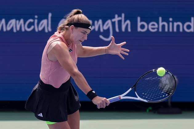 August 18, 2023, Mason, Ohio, USA: Karolina Muchova (CZE) hits a backhand shot during FridayÃ¢â‚¬â ¢s round of the Western and Southern Open at the Lindner Family Tennis Center, Mason, Oh. Mason USA - ZUMAs304 20230818_zaf_s304_003 Copyright: xScottxStuartx