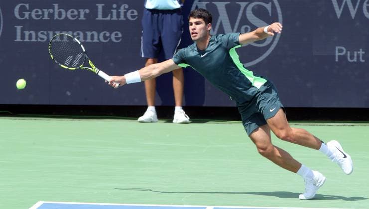 Carlos Alcaraz of Spain in action against Max Purcell of the Australia during the quarter-final round of the Western and Southern Open at the Lindner Family Tennis Center in Mason Ohio USA, 18 August 2023. Western and Southern Open !ACHTUNG: NUR REDAKTIONELLE NUTZUNG!  Copyright: xMARKxLYONSx AME2414 20230818-55011728071_1
