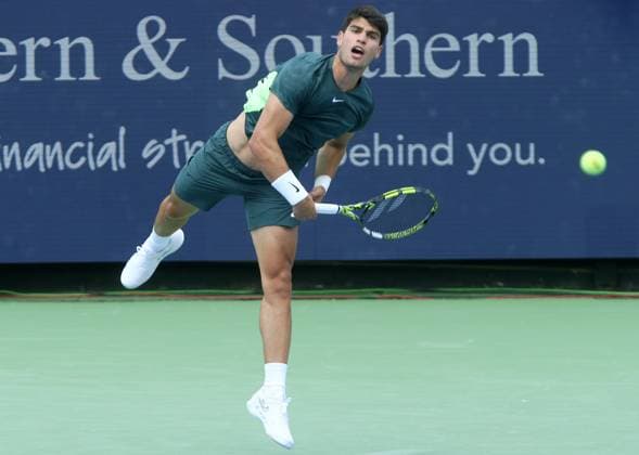 Carlos Alcaraz of Spain in action against Max Purcell of the Australia during the quarter-final round of the Western and Southern Open at the Lindner Family Tennis Center in Mason Ohio USA, 18 August 2023. Western and Southern Open !ACHTUNG: NUR REDAKTIONELLE NUTZUNG!  Copyright: xMARKxLYONSx AME2415 20230818-55011728074_1