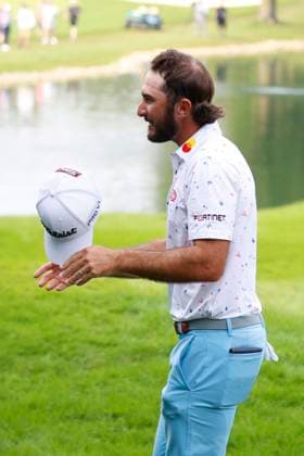 OLYMPIA FIELDS, IL - AUGUST 18: PGA, Golf Herren golfer Max Homa walks off the 18th hole after setting a new course record during the second round of the BMW Championship Fed Ex Cup Playoffs on August 18th, 2023, at Olympia Fields Country Club in Olympia Fields, Illinois. (Photo by Brian Spurlock Icon Sportswire) GOLF: AUG 18 PGA - BMW Championship EDITORIAL USE ONLY Icon230818124