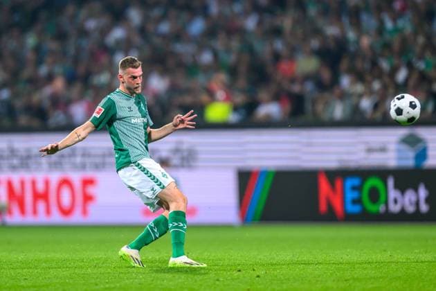 GER, 1. FBL, SV Werder Bremen vs FC Bayern Muenchen 18.08.2023, wohninvest Weserstadion, Bremen, GER, 1. FBL, SV Werder Bremen vs FC Bayern Muenchen im Bild Freistoss Marvin Ducksch (SV Werder Bremen 07); Einzelaktion, Ganzkörper Ganzkoerper Ball am Fuss,