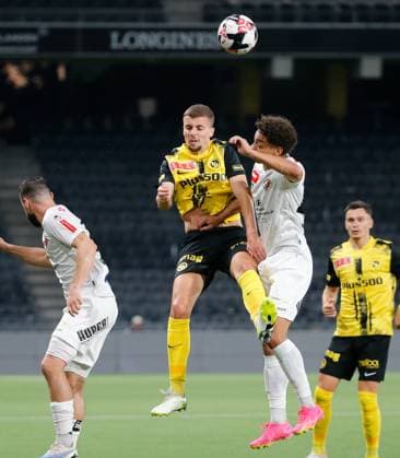 FC Breitenrain - Young Boys Darian Males gegen Pascal Schuepbach 18.08. 2023 Wankdorf Stadion Bern , SCHWEIZ, Saison 2023 2024 Fussball Herren Cupspiel 1 32 Final FC Breitenrain - BSC Young Boys Bern Darian Males (Young Boys) gegen Pascal Schuepbach (FC Breitenrain)