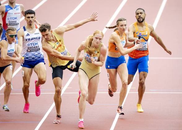 Sport Themen der Woche KW33 Sport Bilder des Tages BUDAPEST - Femke Bol and Terrence Agard in action in the 4x400 meter mixed relay during the first day of the World Athletics Championships. ANP ROBIN VAN LONKHUIJSEN Day 1 - World Athletics Championships Budapest 2023 2023 xVIxANPxSportx xxANPxIVx 475838738 originalFilename: 475838738.jpg