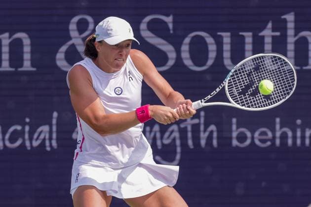 August 19, 2023, Mason, Ohio, USA: Iga Swiatek (POL) hits a two-handed backhand during SaturdayÃ¢â‚¬â ¢s round of the Western and Southern Open at the Lindner Family Tennis Center, Mason, Oh. Mason USA - ZUMAs304 20230819_zaf_s304_002 Copyright: xScottxStuartx