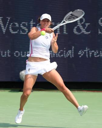 CINCINNATI, OH - AUGUST 19: Iga Swiatek of Poland hits a forehand during the semifinal round at the Western & Southern Open at Lindner Family Tennis Center on August 19, 2023 in Mason, Ohio. (Photo by Ian Johnson Icon Sportswire) TENNIS: AUG 19 Western & Southern Open EDITORIAL USE ONLY Icon230819018