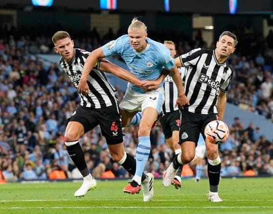 Bilder des Jahres 2023, Sport 08 August Sport Themen der Woche KW33 Sport Bilder des Tages Manchester, England, 19th August 2023. Sven Botman and Fabian Schar of Newcastle United close down Erling Haaland of Manchester City during the Premier League match at the Etihad Stadium, Manchester. Picture credit should read: Andrew Yates Sportimage EDITORIAL USE ONLY. No use with unauthorised audio, video, data, fixture lists, club league logos or live services. Online in-match use limited to 120 images, no video emulation. No use in betting, games or single club league player publications. SPI-2529-0027
