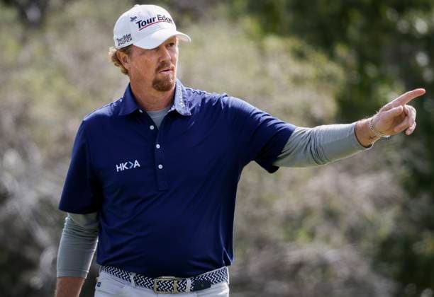 August 19, 2023, Calgary, AB, CANADA: Tim Petrovic, of the United States, waves to the gallery after birding the first hole during round two of the PGA, Golf Herren Tour Champions Shaw Charity Classic golf event in Calgary, Alta., Saturday, Aug. 19, 2023. Tim Petrovic  - ZUMAc35_ 20230819_zaf_c35_001 Copyright: xJeffxMcintoshx