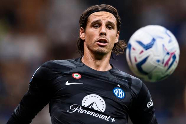 Sport Themen der Woche KW33 Sport Bilder des Tages FC Internazionale v AC Monza - Serie A Yann Sommer of FC Internazionale eyes the ball during the Serie A football match between FC Internazionale and AC Monza. Milan Italy Copyright: xNicolòxCampox