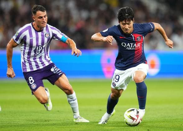 FRA: Toulouse FC - Paris Saint-Germain. Ligue 1 Lee Kang-In of Paris Saint-Germain and Vincent Sierro of Toulouse FC during the La Liga match between Toulouse FC and Paris Saint-Germain played at Stade Toulouse on August 19, 2023 in Toulouse, Spain. Copyright: xBAGUxBLANCOx xPRESSINPHOTOx PS_230819_039