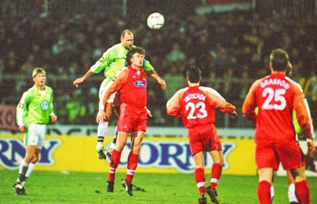 RECORD DATE NOT STATED Aus 1. BL. Saison 1997 98 VfL Wolfsburg - 1. FC Köln 1:1 am 08.02.1998. Im Foto: WOB Kpt. Jann Jensen gegen Toni Polster li. Detlev Dammeier *** From 1 BL season 1997 98 VfL Wolfsburg 1 FC Köln 1 1 on 08 02 1998 In photo WOB Kpt Jann Jensen against Toni Polster li Detlev Dammeier