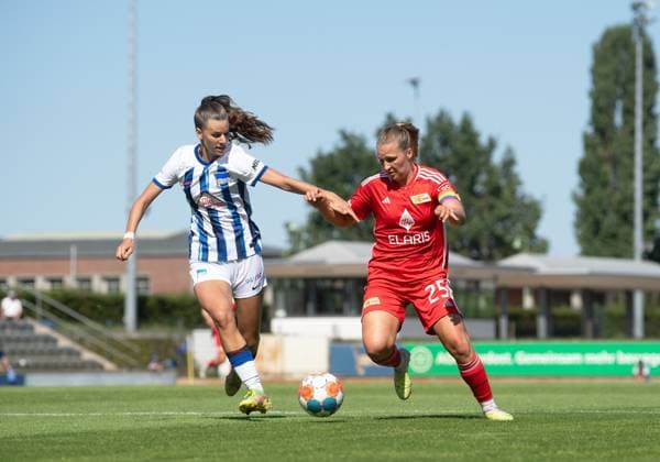 Fussball, Frauen, Saison 2023 2024, Regionalliga Nordost (1. Spieltag), Hertha BSC - 1. FC Union Berlin, v. l. Anouk Westphal (1. Frauen, Hertha BSC), Dina Orschmann (1. Frauen, 1. FC Union Berlin), 20.08. 2023, Copyright: xSebastianxRäppold MatthiasxKochx