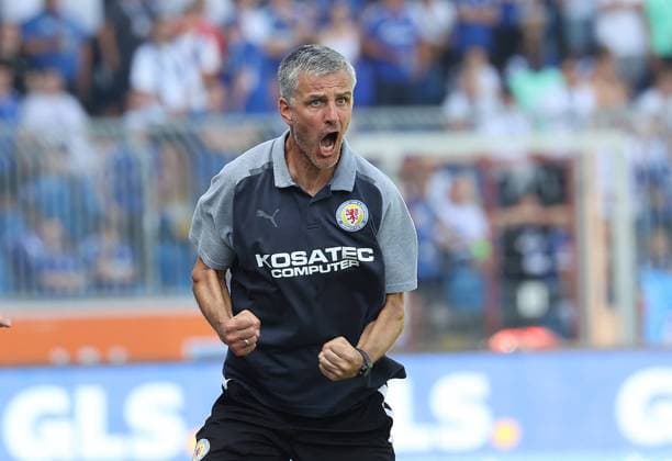 Cheftrainer Jens Haertel (Eintracht Braunschweig) Fussball, Herren, Saison 2023 2024, 2.BL, Eintracht Stadion, Eintracht Braunschweig gegen FC Schalke 04, 1-0 DFL REGULATIONS PROHIBIT ANY USE OF PHOTOGRAPHS AS IMAGE SEQUENCES AND OR QUASI-VIDEO.
