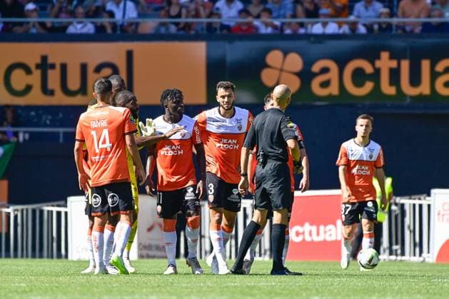 Reclamation a Hakim BEN EL HADJ ( arbitre ) de Bamba DIENG ( 11 - FC Lorient ) - FOOTBALL : Lorient vs Nice - Ligue 1 - 20 08 2023 FedericoPestellini Panoramic 