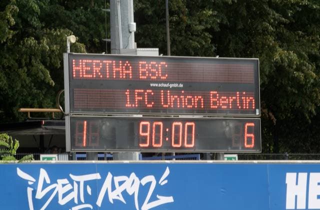 Fussball, Frauen, Saison 2023 2024, Regionalliga Nordost (1. Spieltag), Hertha BSC - 1. FC Union Berlin, Anzeigetafel mit 1:6-Endstand, 20.08. 2023, Copyright: xSebastianxRäppold MatthiasxKochx